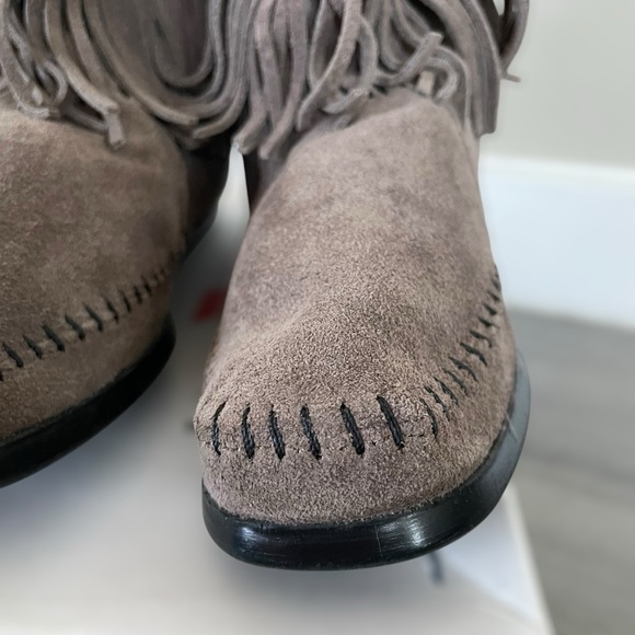 NEW Minnetonka Gray Suede Fringe Flat Boho Hippie Booties - Size 6 - Picture 12 of 16